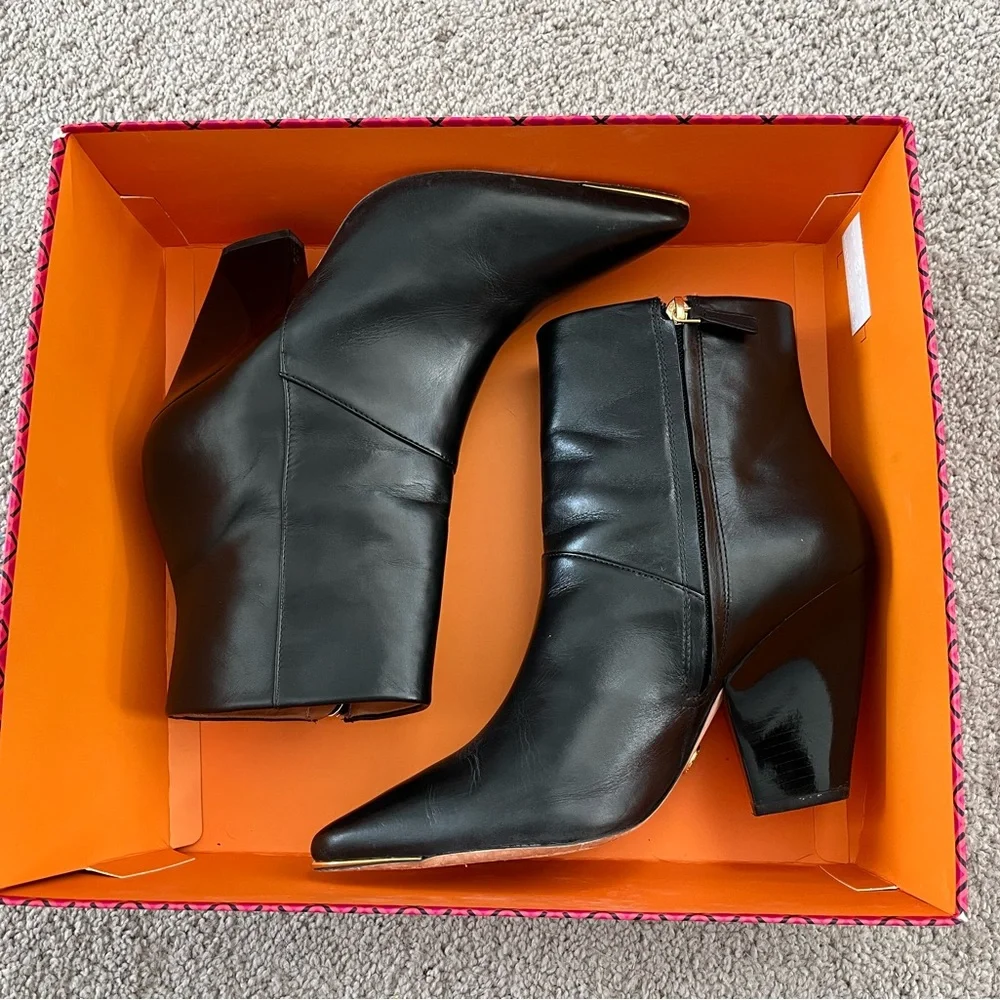Tory Burch LILA 90MM Zip Up Ankle Bootie
Calf Leather - Picture 13 of 16